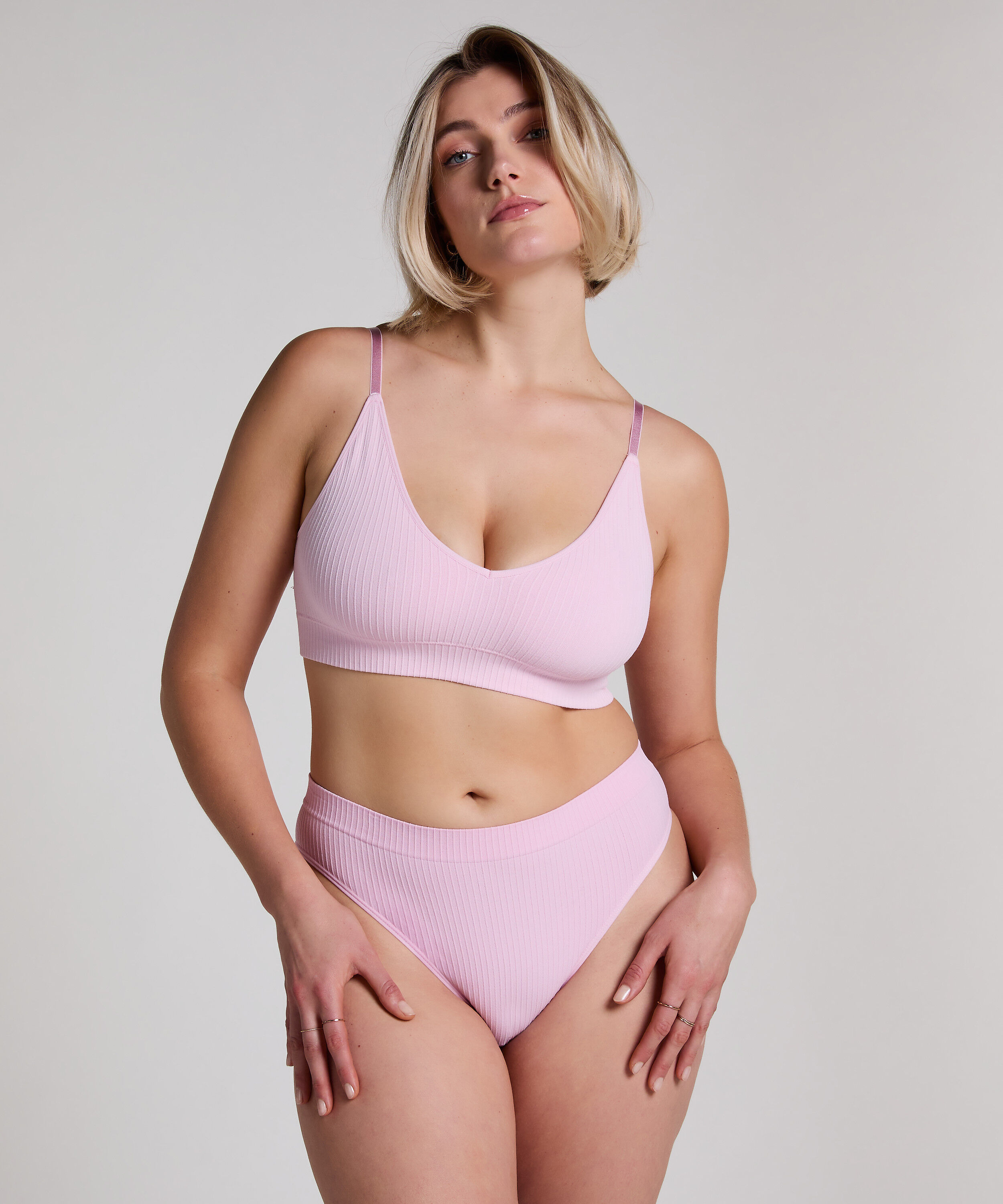 Hoch ausgeschnittener String Dianne