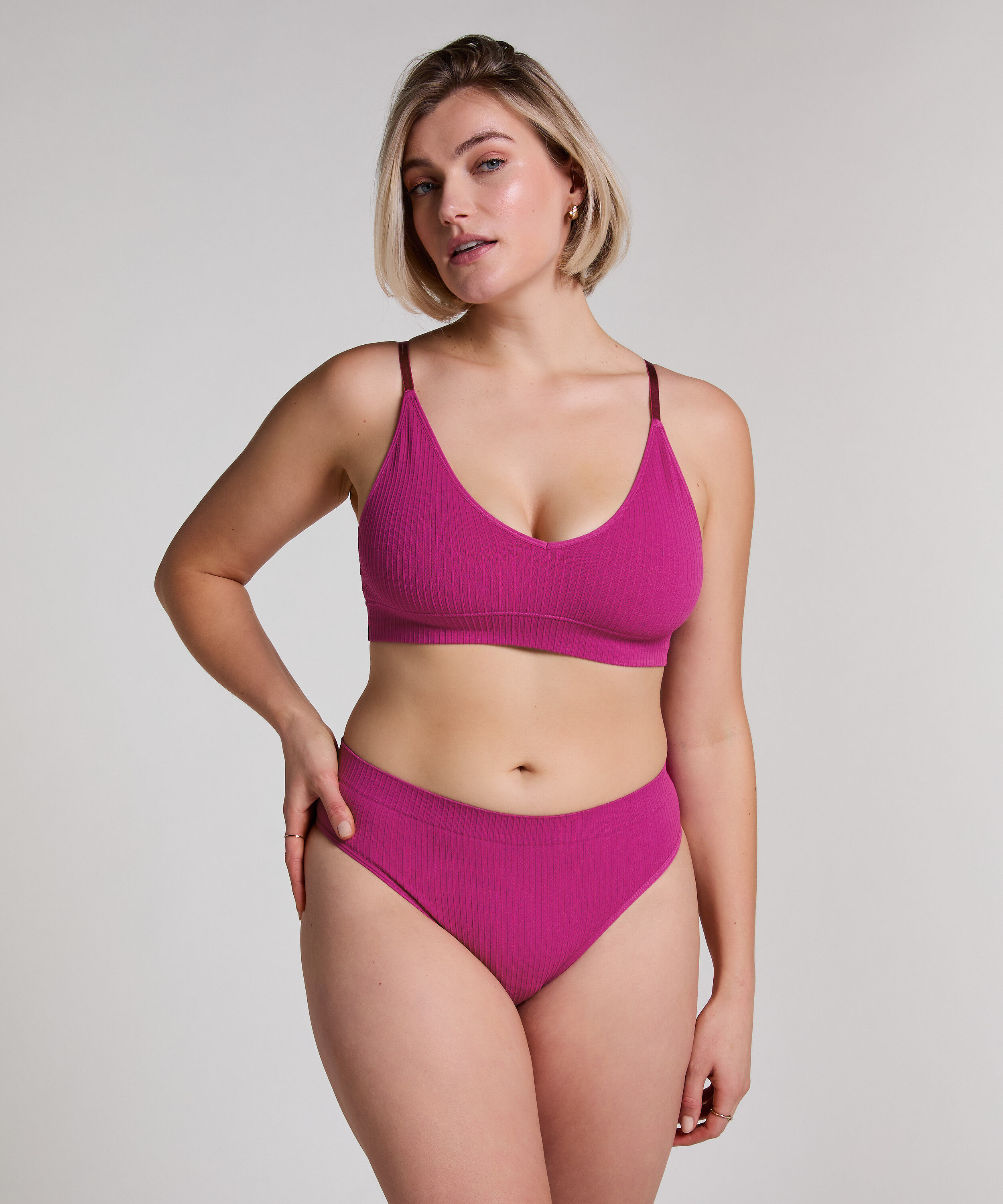 Hoch ausgeschnittener String Dianne