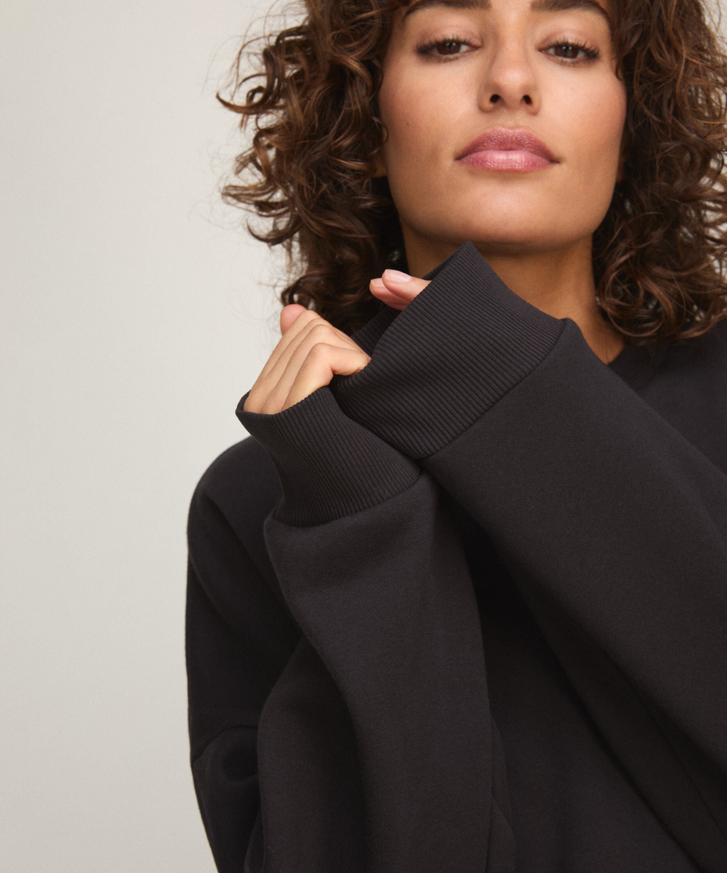Sweat mit Rundhalsausschnitt aus angerautem Sweatstoff, Schwarz