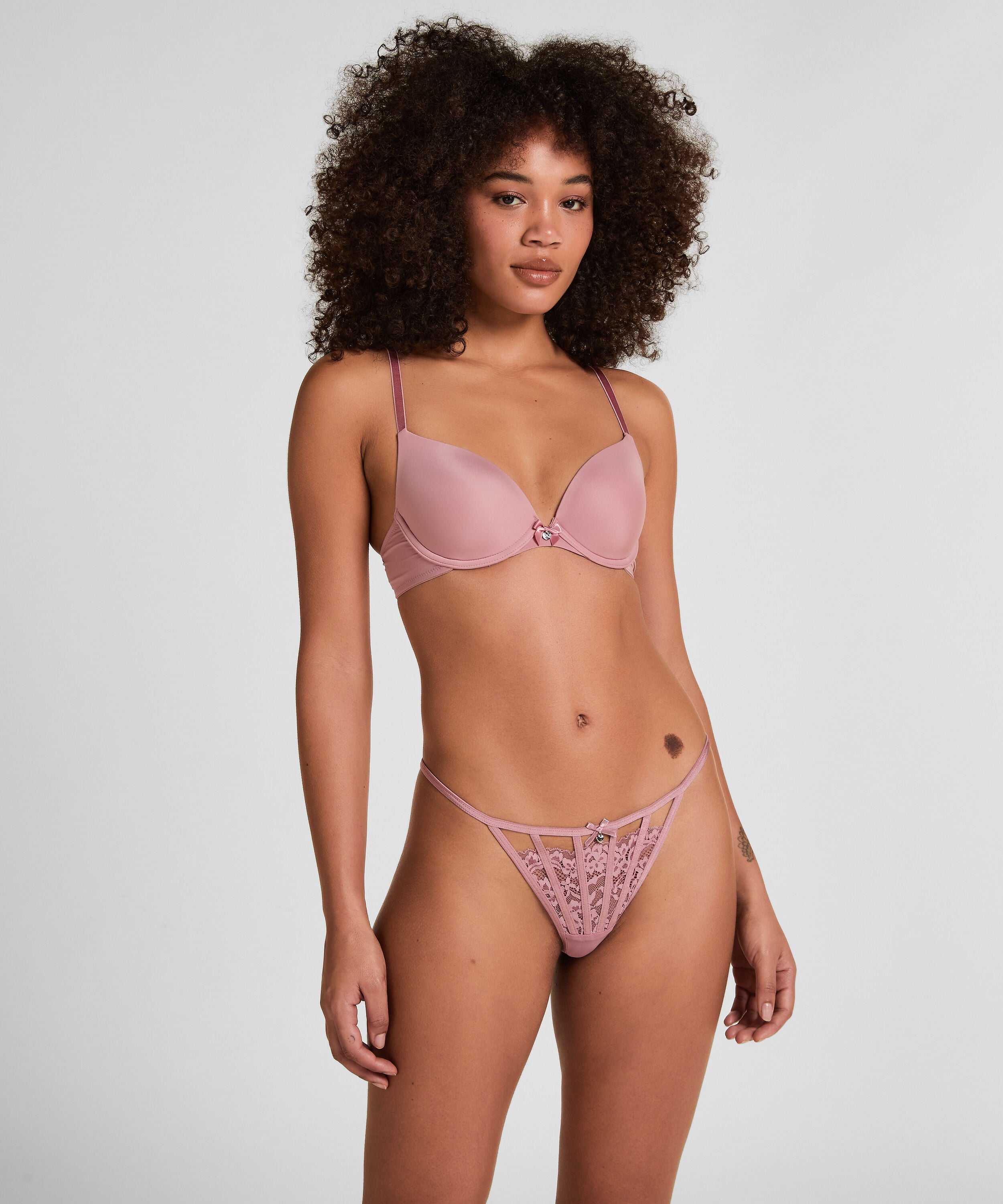 String Tanga Maxime, Rose