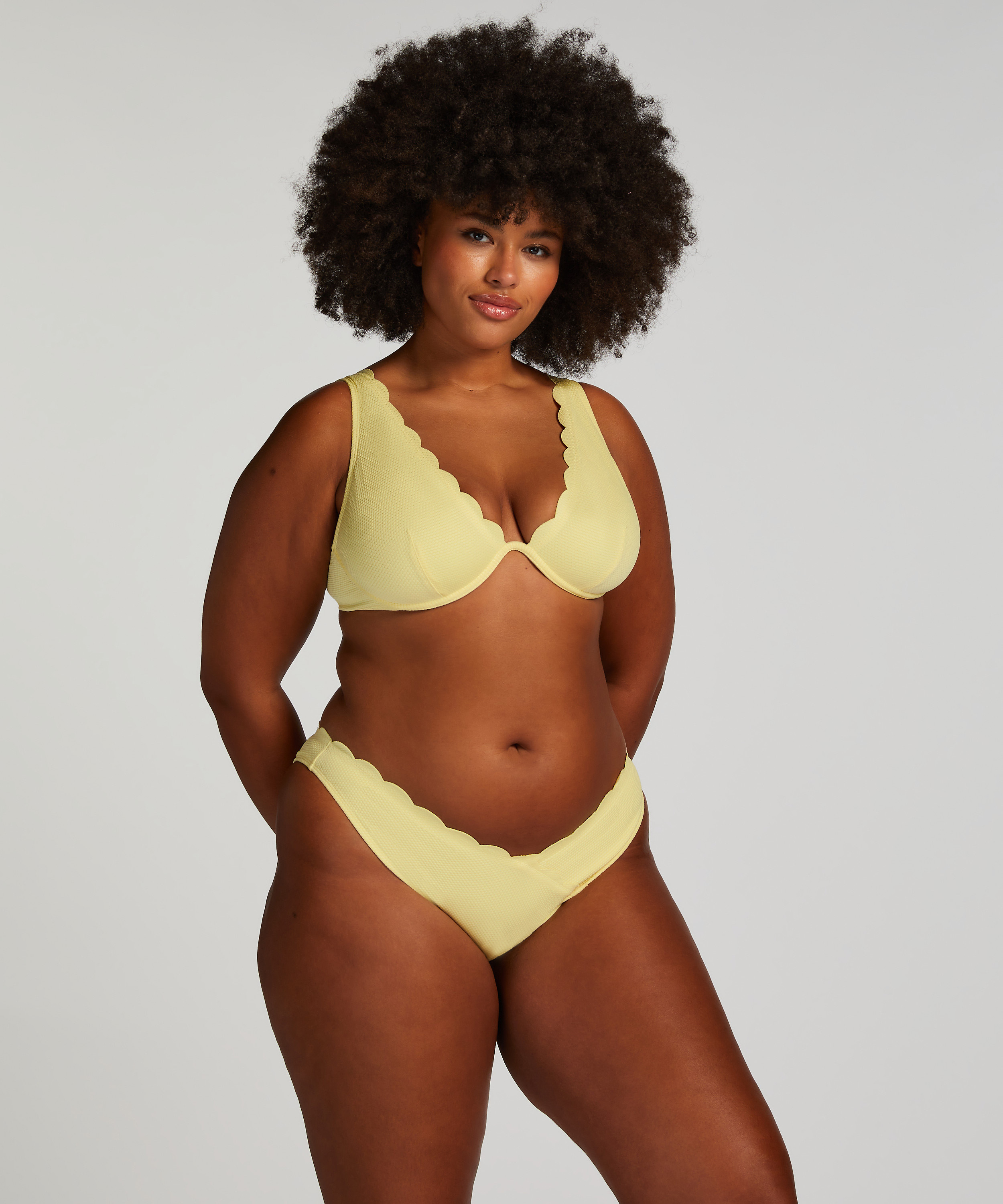 Bikini Slip mit hohem Beinausschnitt Scallop, Gelb, main