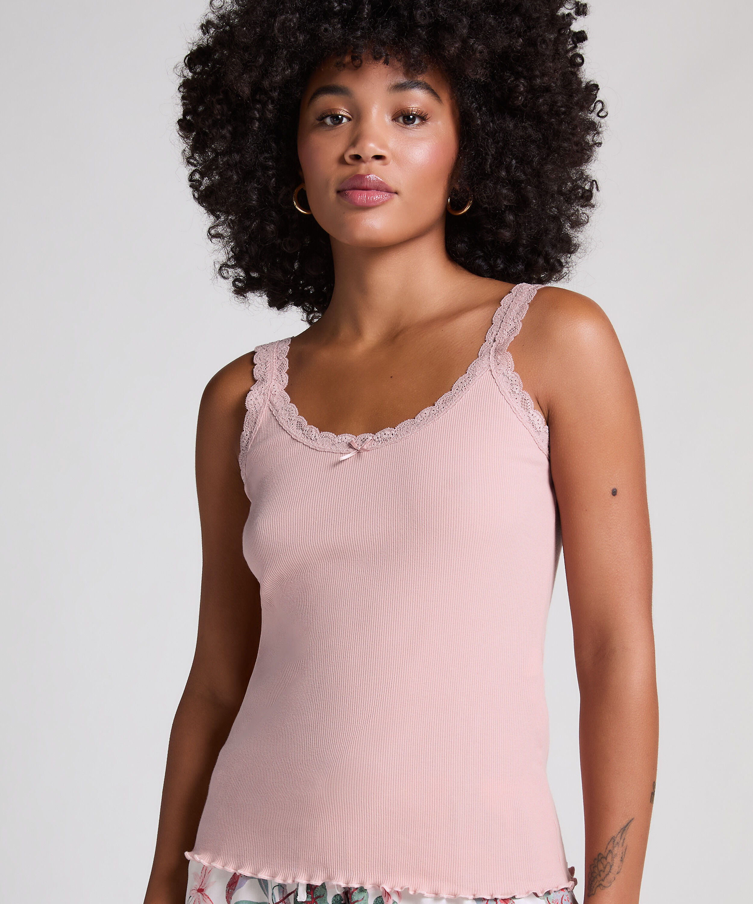 Geripptes Cami mit Spitze, Rose