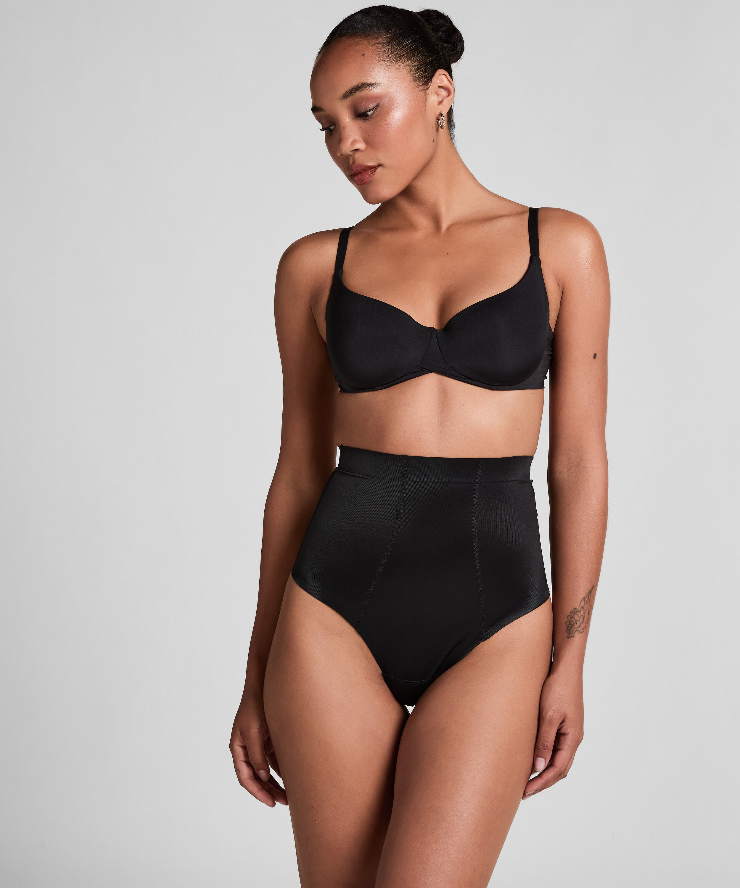 Formender Scuba-Tanga mit hoher Taille, Schwarz Formender Scuba-Tanga mit hoher Taille, Schwarz