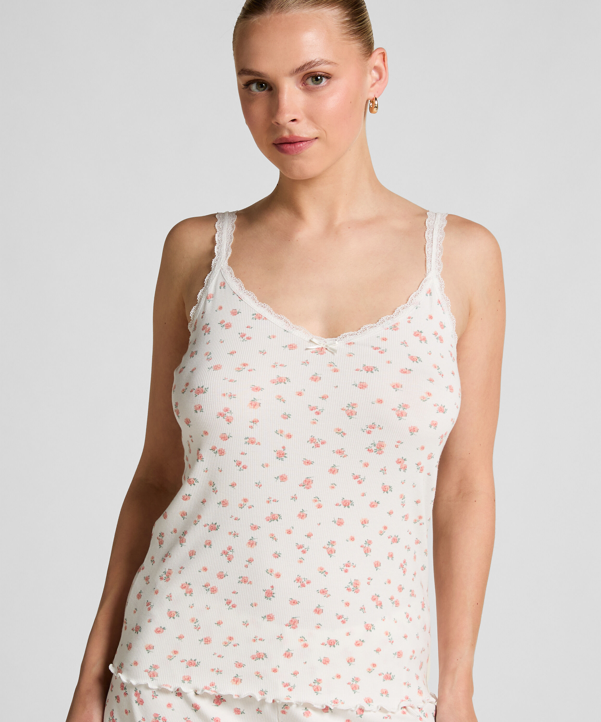 Geripptes Cami mit Spitze