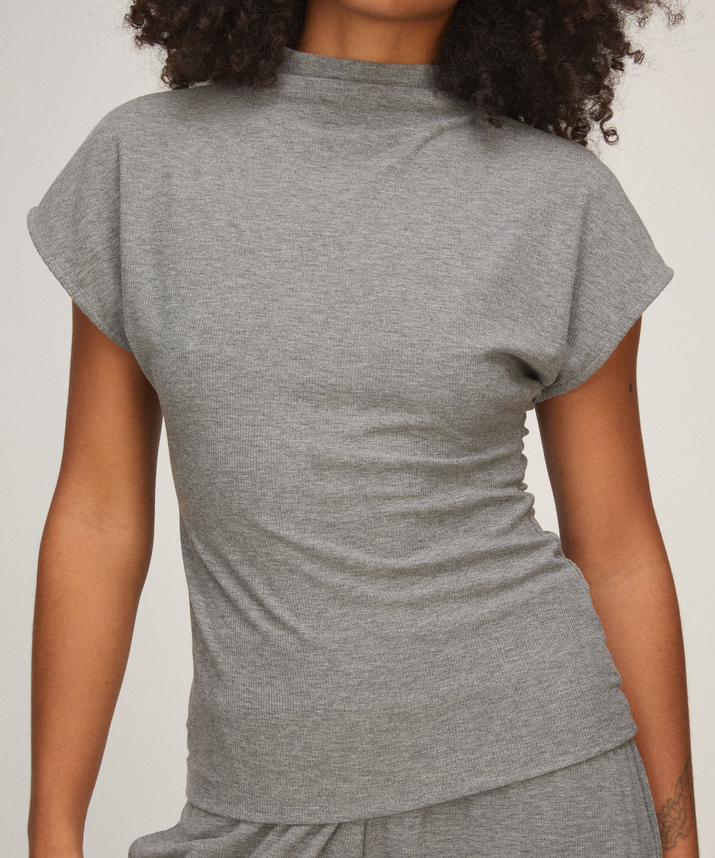 Top mit kurzarm und Ripp‑Mockneck, Grau Top mit kurzarm und Ripp‑Mockneck, Grau