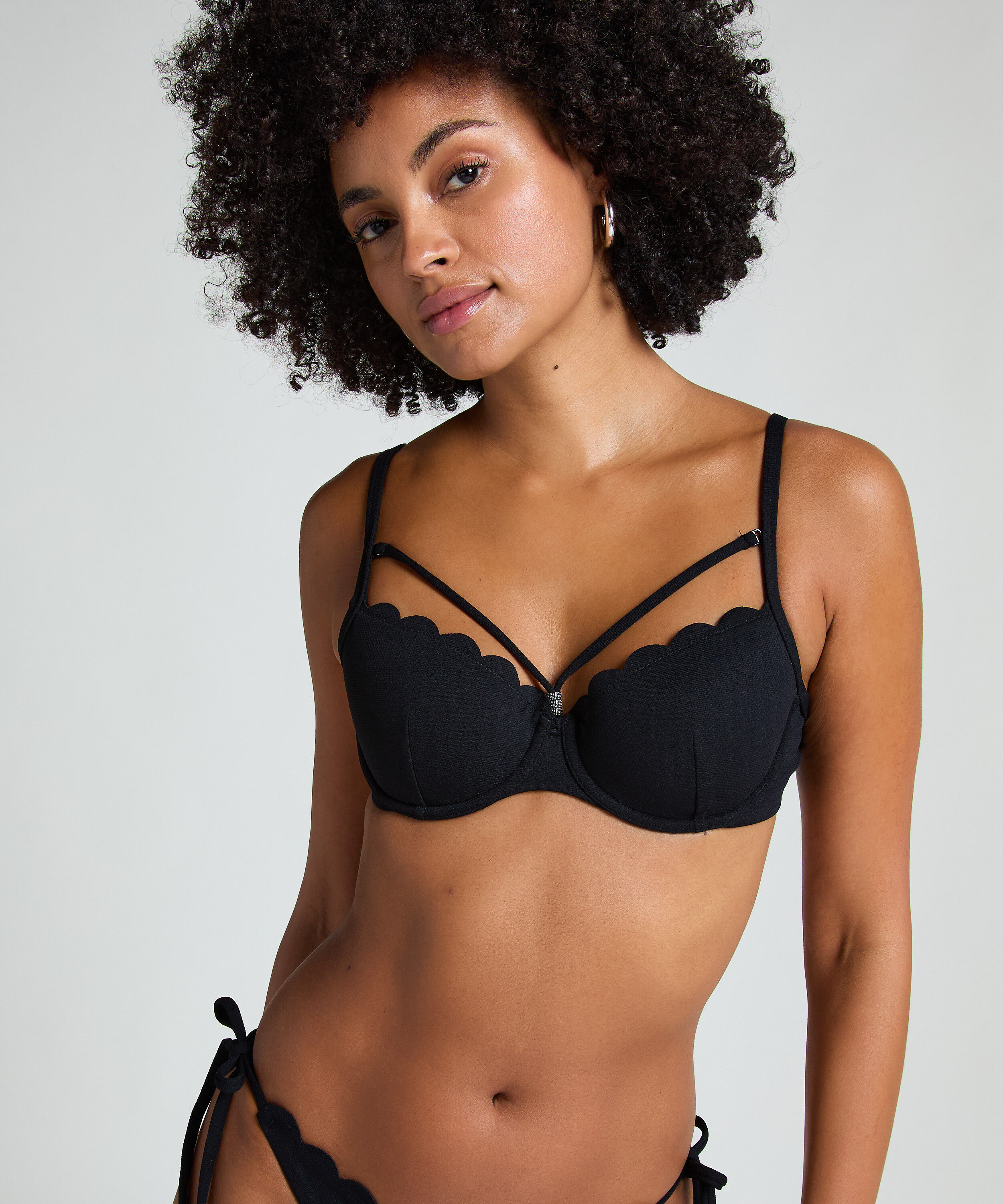 Wattiertes Bügel-Bikinioberteil Scallop, Schwarz