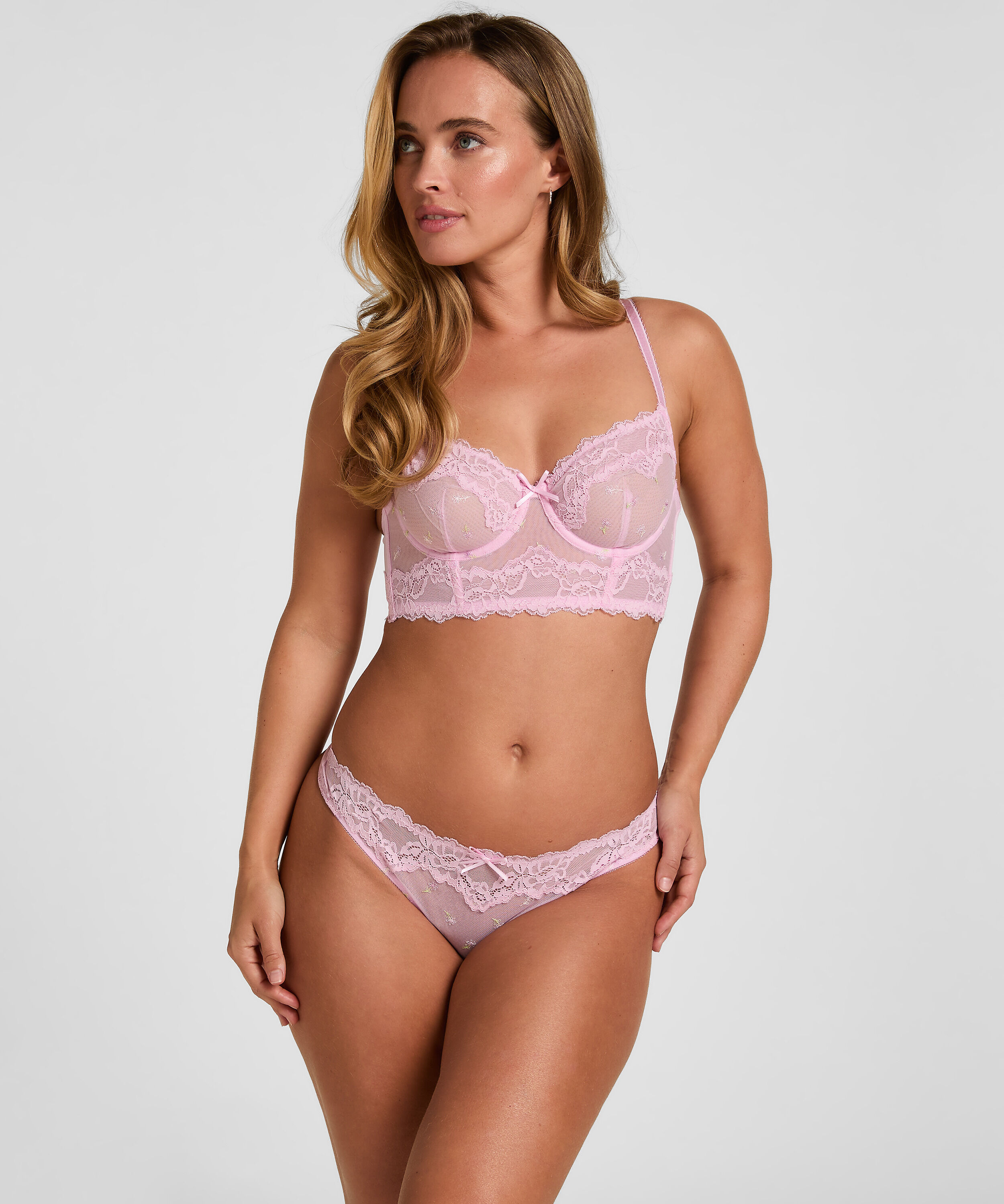 Hoch geschnittener String Camellia, Rose