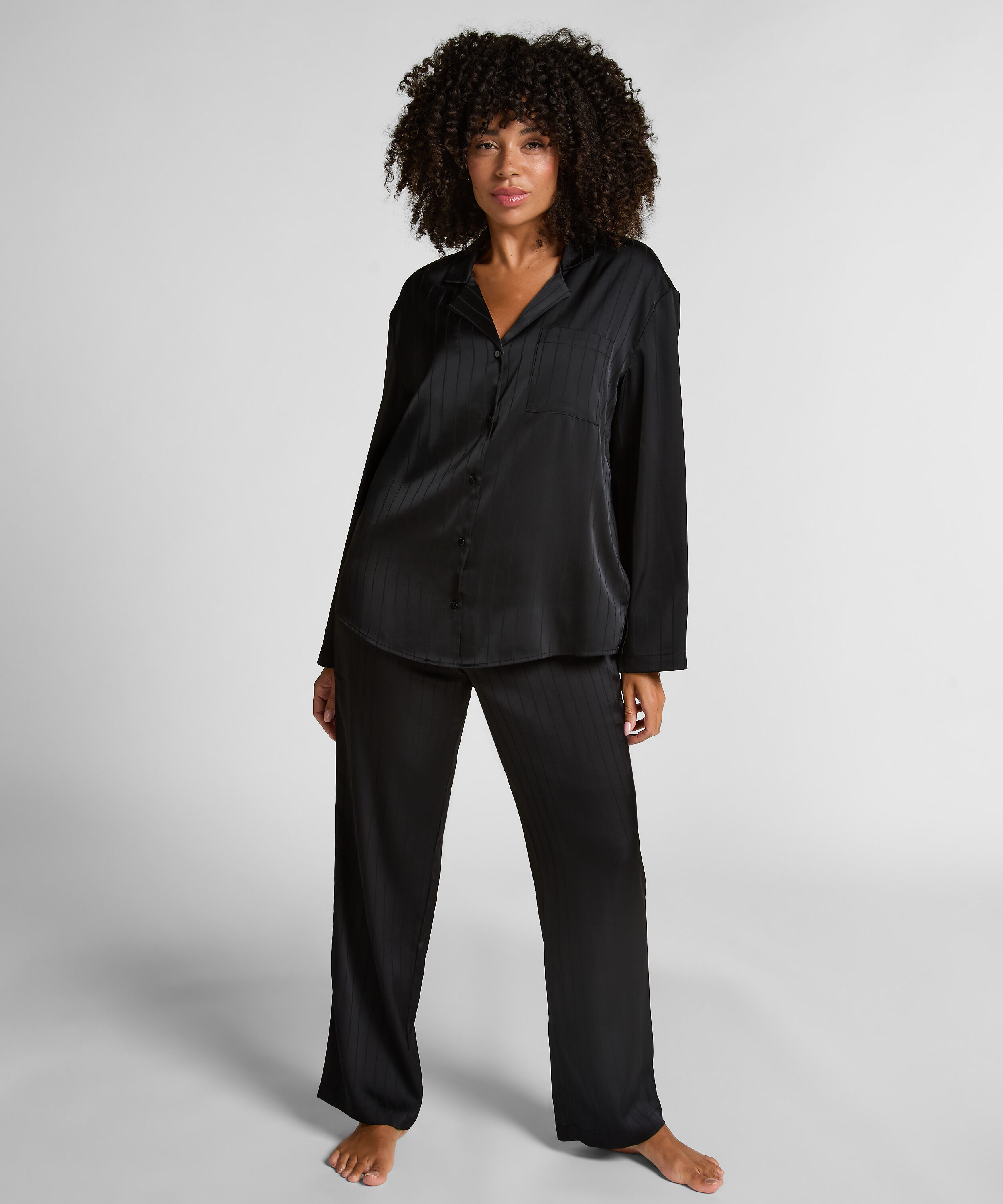 Satinhosen mit Nadelstreifen, Schwarz