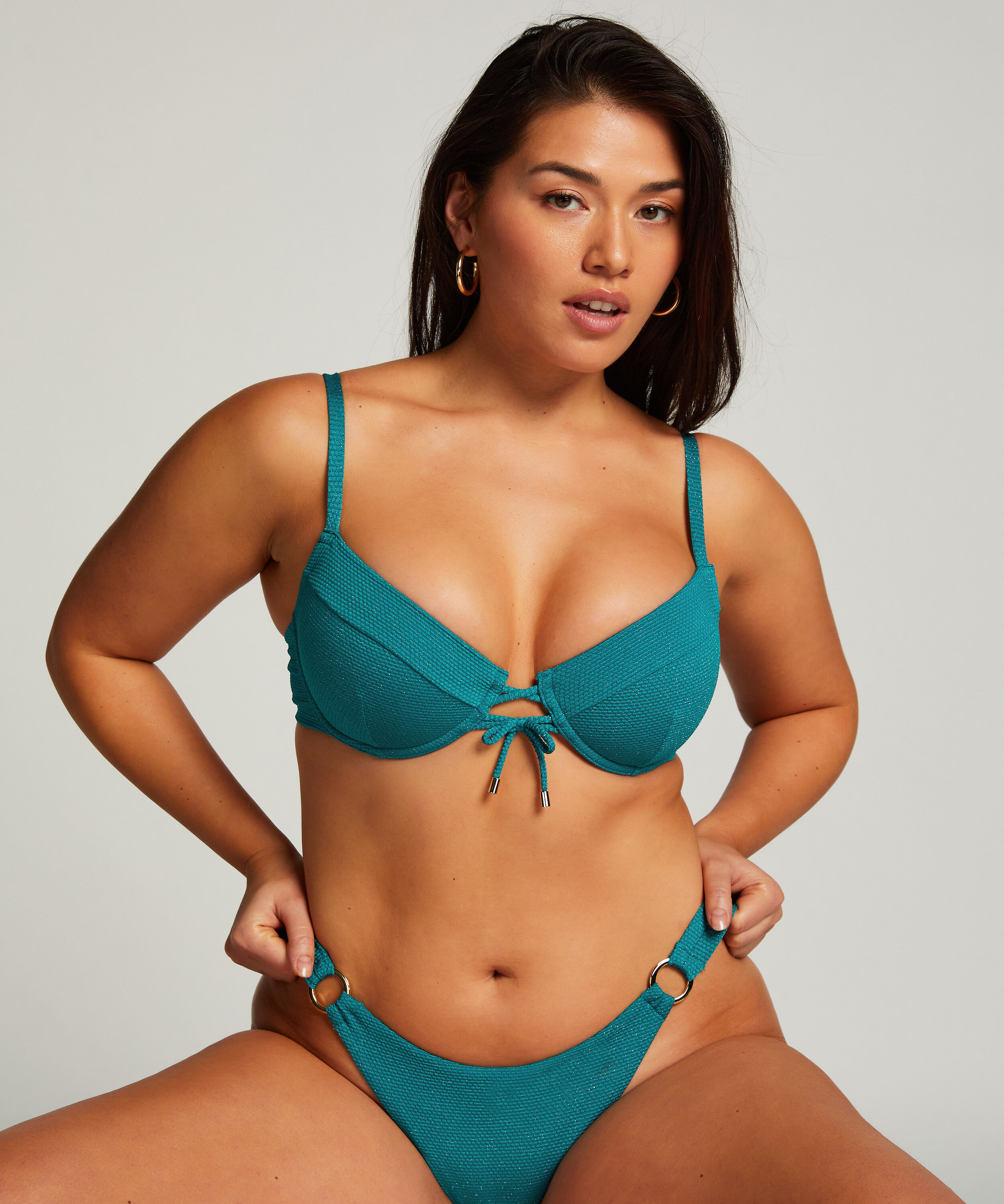 Bikini Slip mit hohem Beinausschnitt Relief, Grün