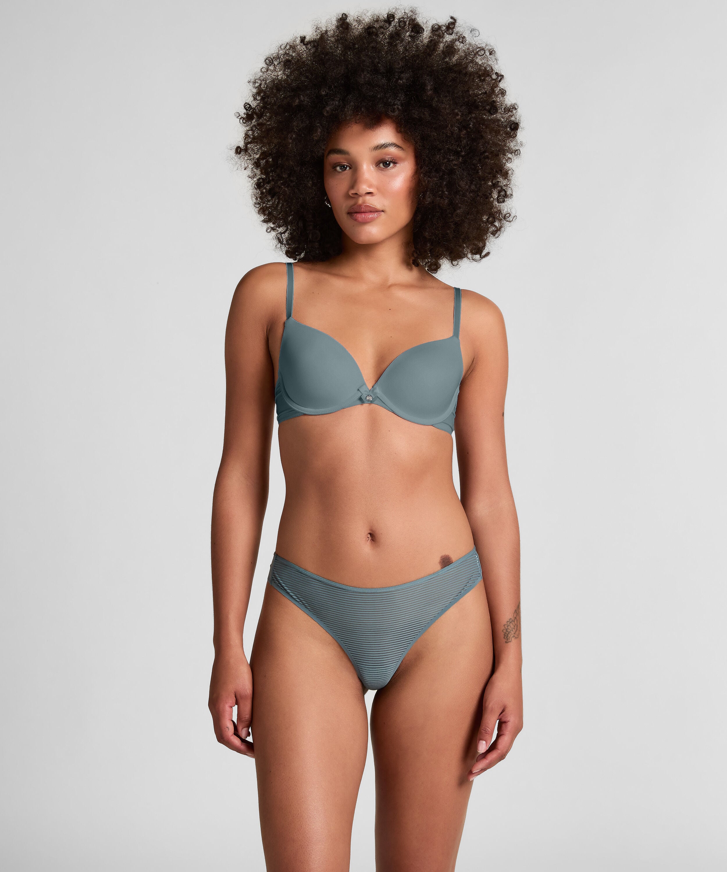 String Invisible, Grau