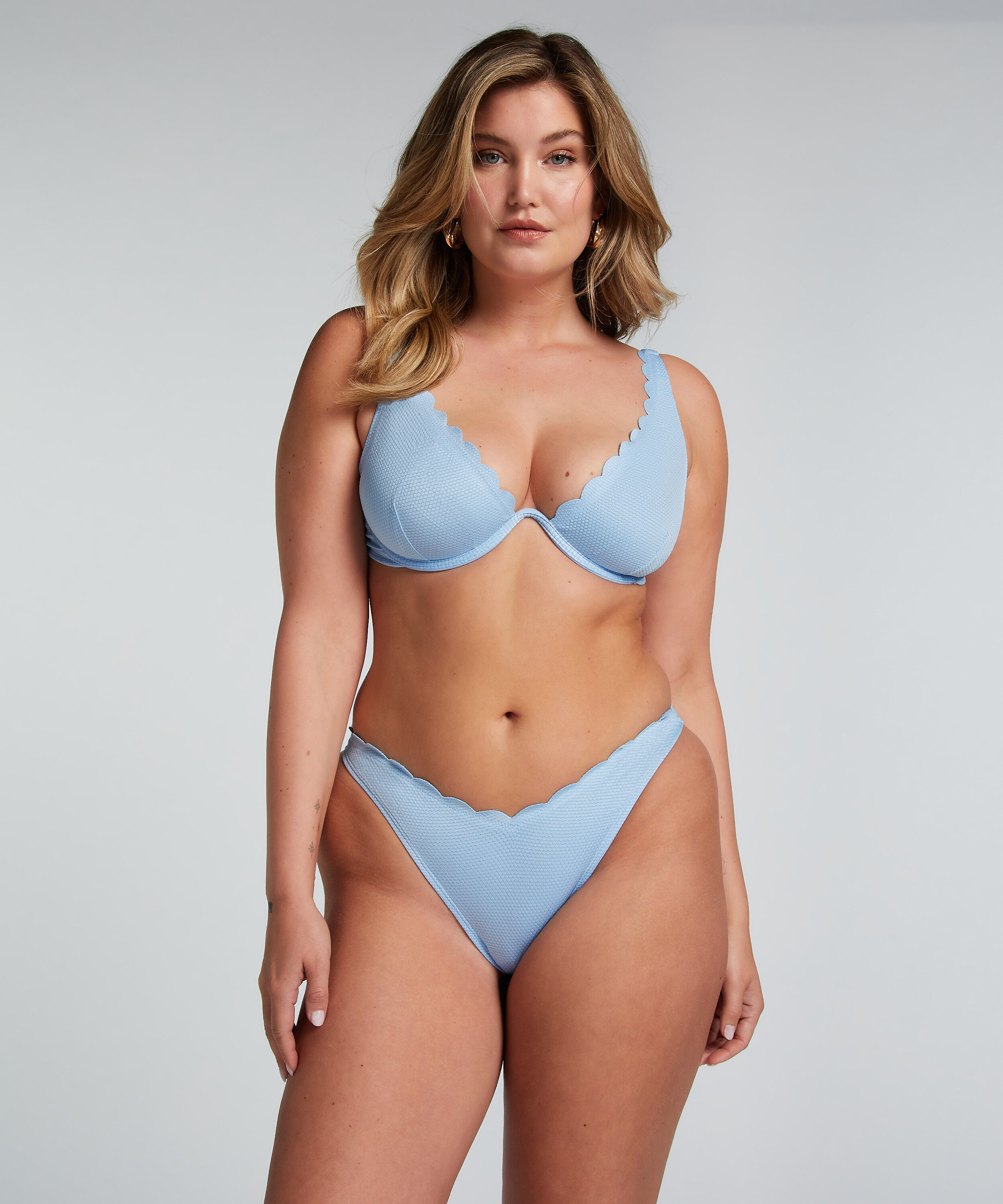 Bikini Slip mit hohem Beinausschnitt Scallop, Blau