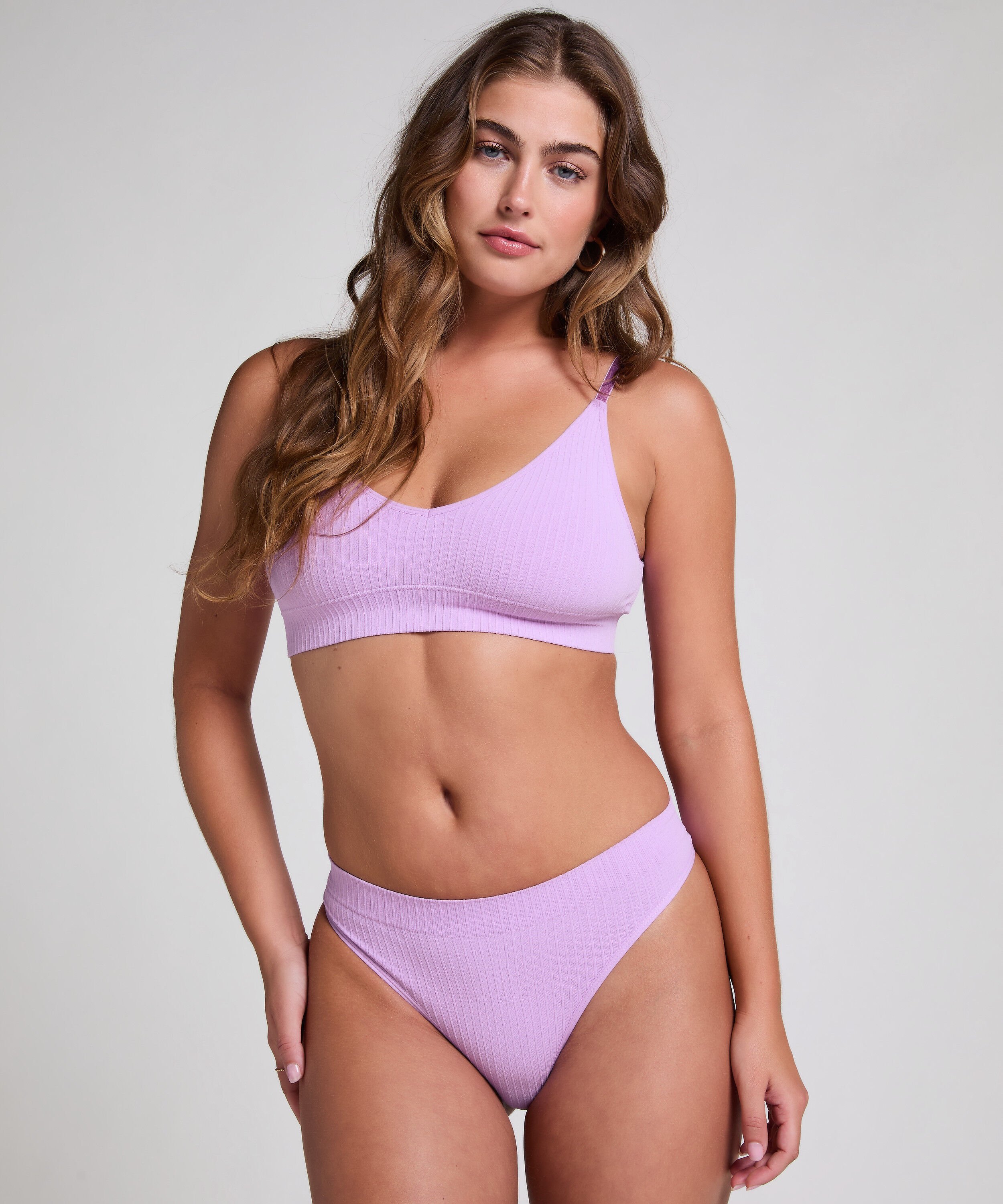 Hoch ausgeschnittener String Dianne, Lila