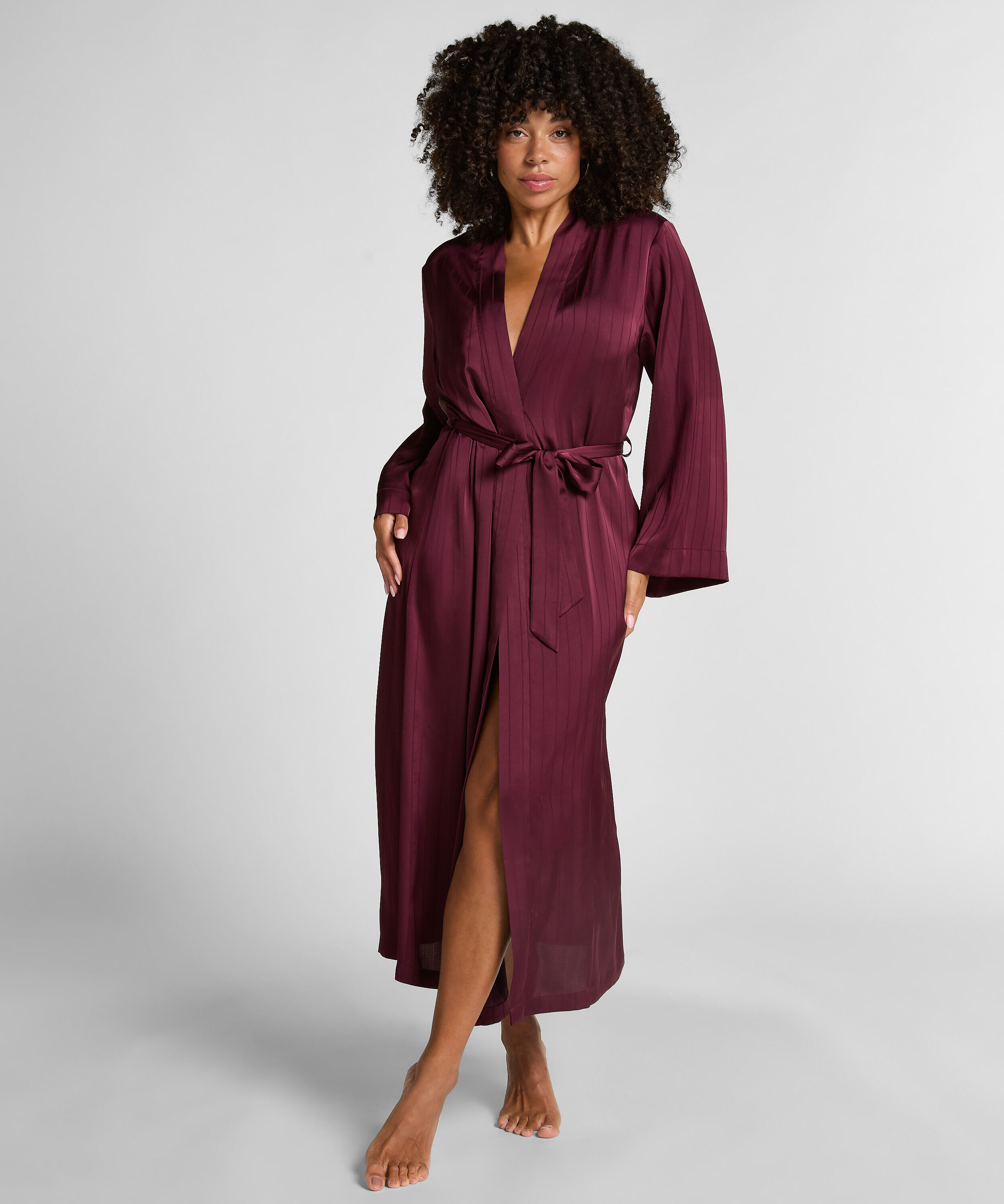 Satin-Kimono mit Nadelstreifen, Lila
