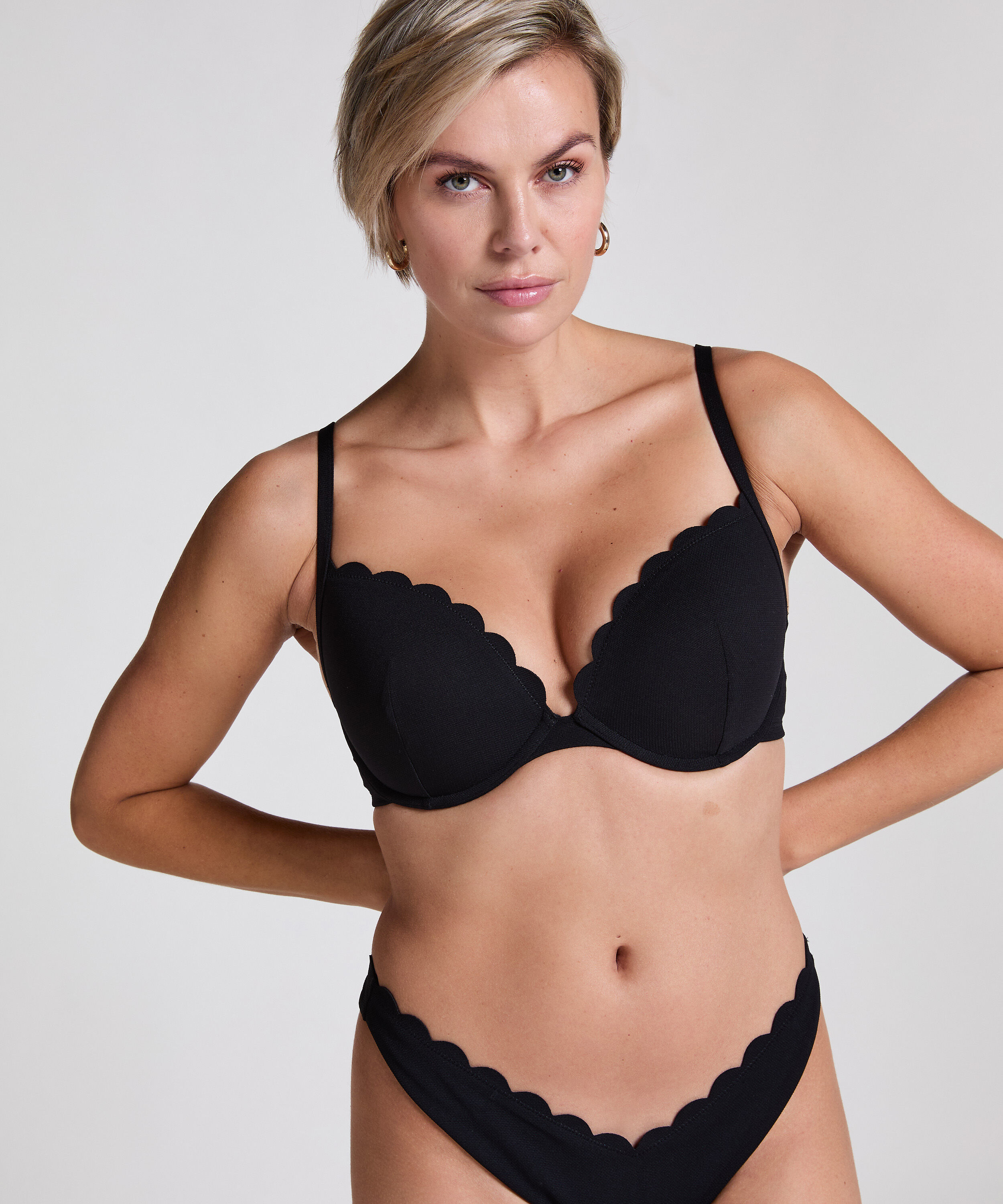 Vorgeformtes Push-up Bügel-Bikinitop Scallop Cup A - E, Schwarz