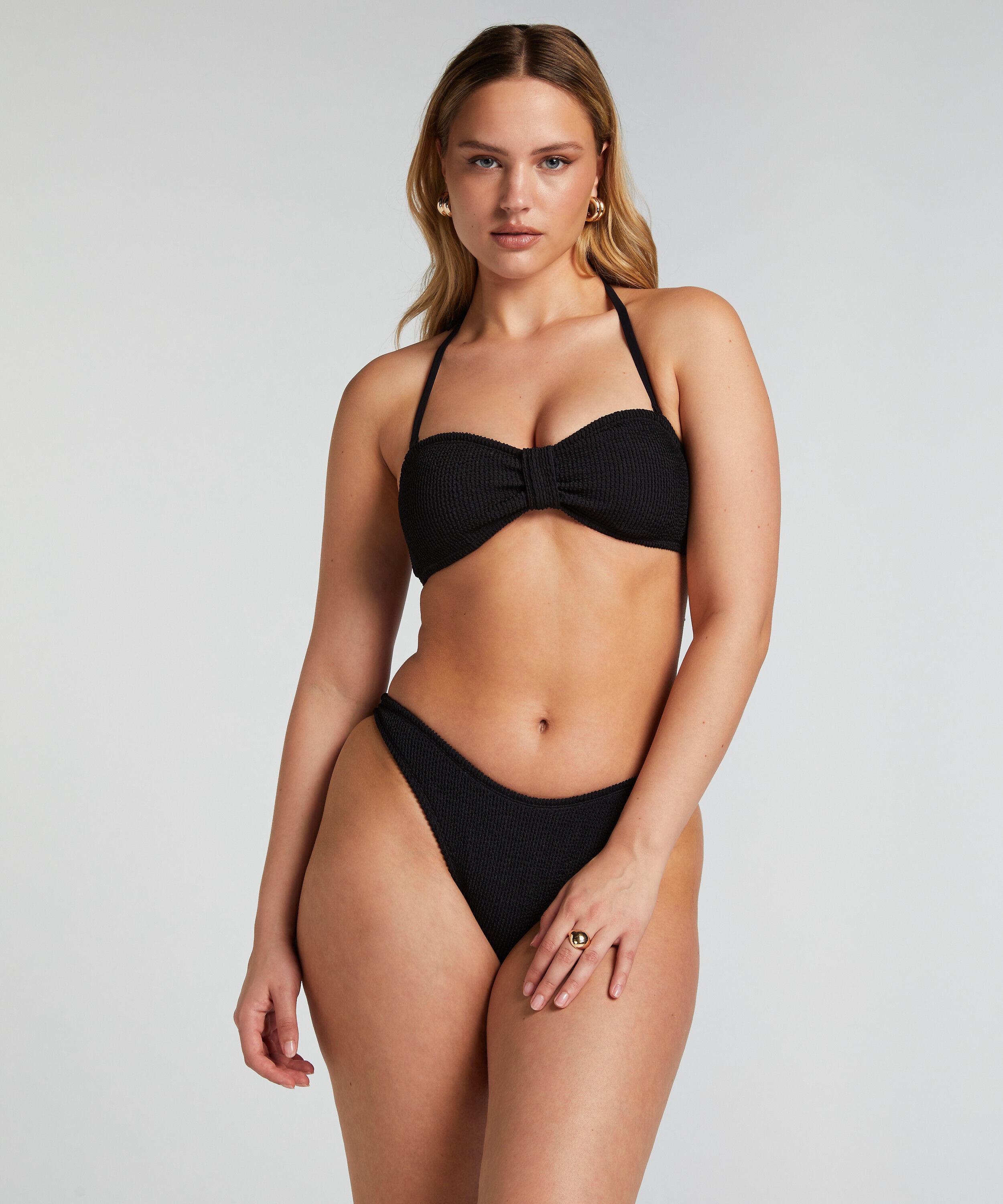 Bikini Slip mit hohem Beinausschnitt Crinkle, Schwarz