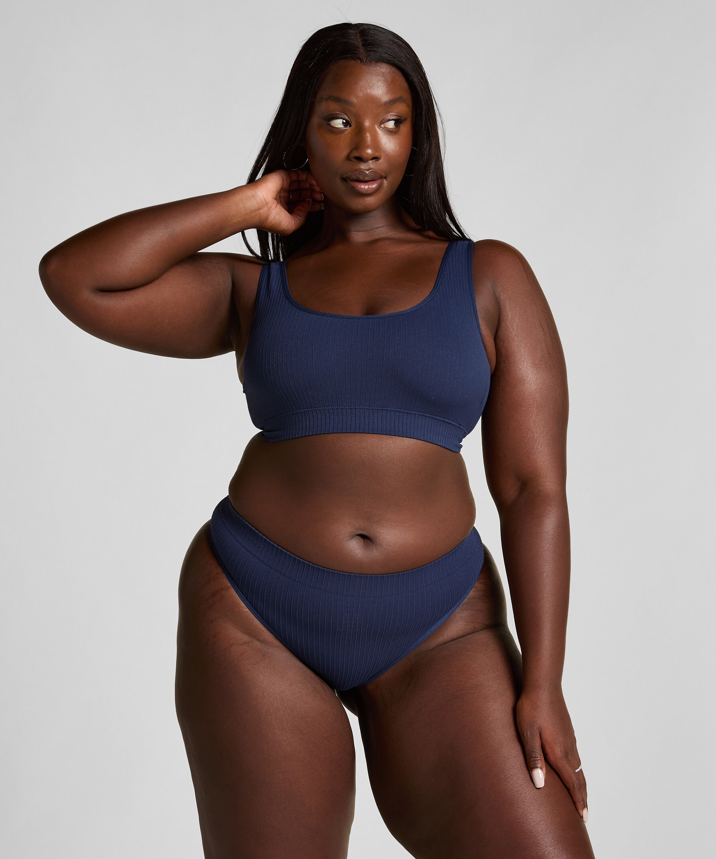 Hoch ausgeschnittener String Dianne