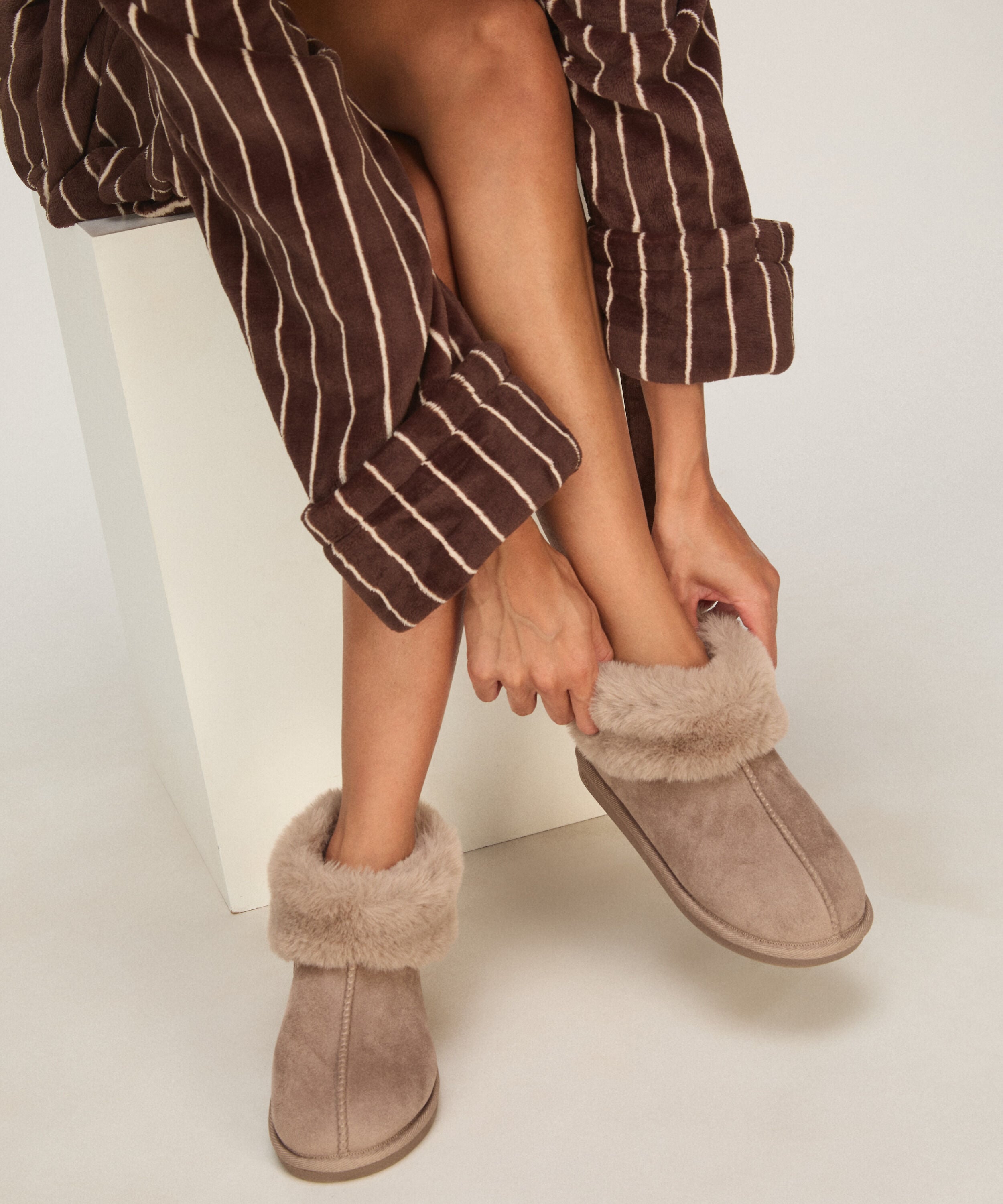 Hausschuhe Boot Faux Suede