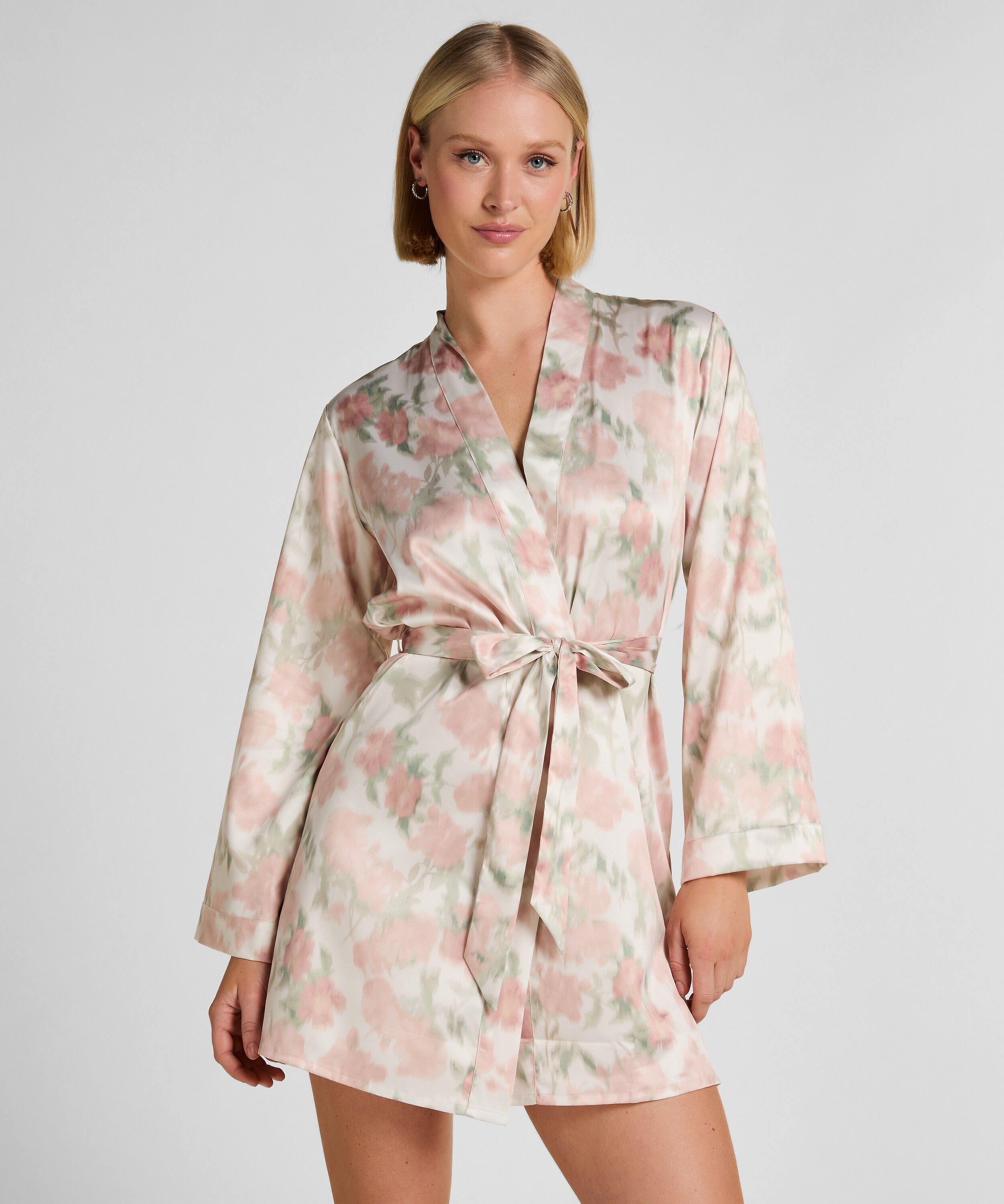 Satin-Kimono mit Blumenmuster, Weiß Satin-Kimono mit Blumenmuster, Weiß