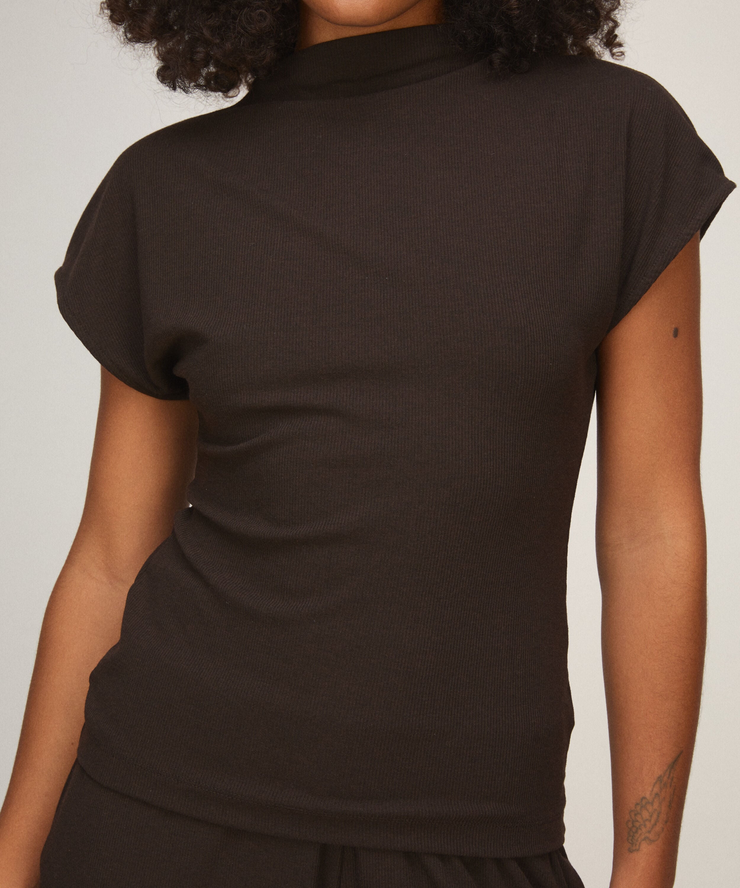 Top mit kurzarm und Ripp‑Mockneck, Braun Top mit kurzarm und Ripp‑Mockneck, Braun