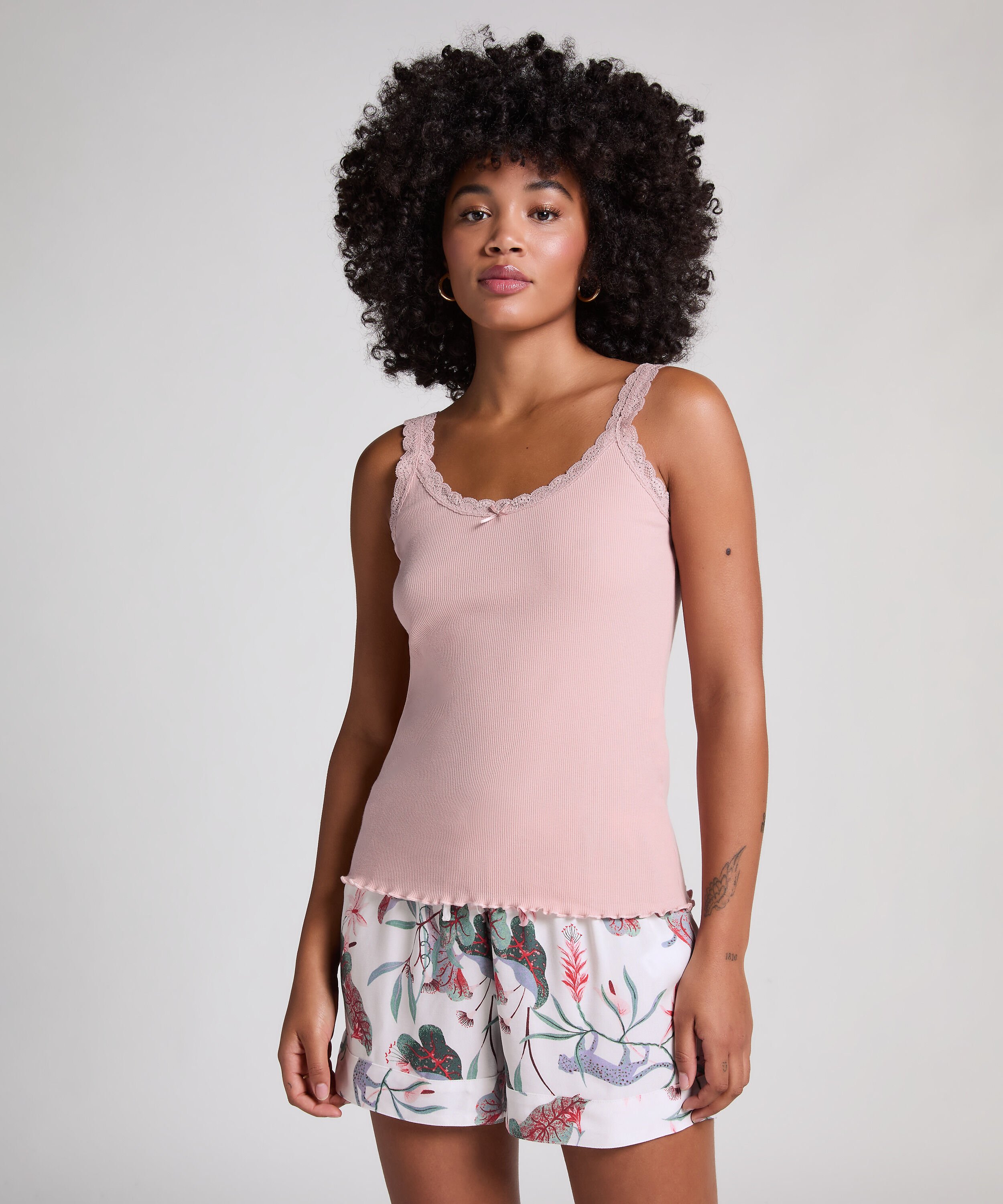 Pyjama-Set aus Rippstoff mit Spitze, Rose