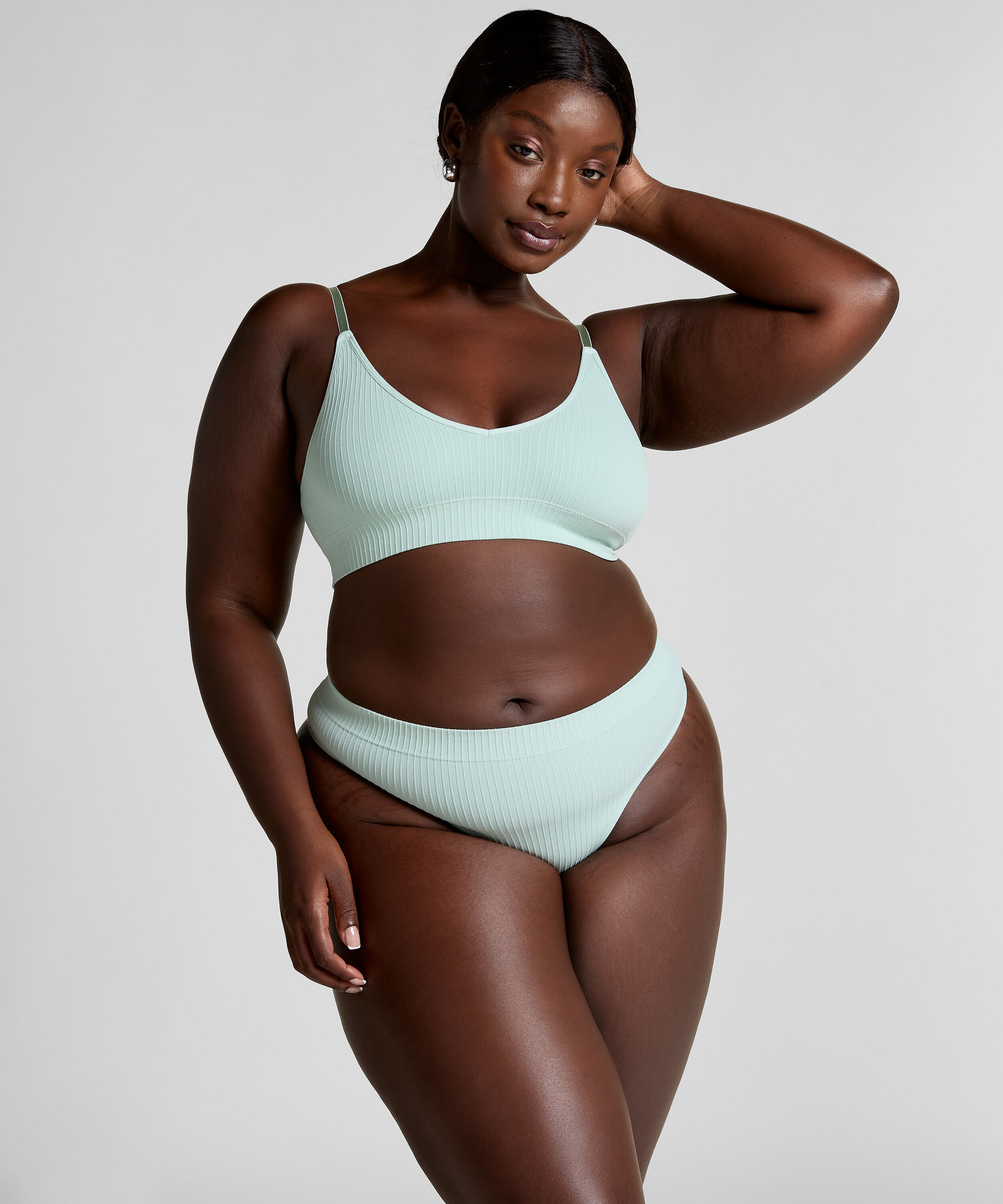 Hoch ausgeschnittener String Dianne